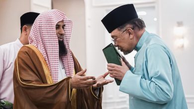 رئيس الوزراء الماليزي يستقبل إمام المسجد النبوي صلاح البدير 5 0 120