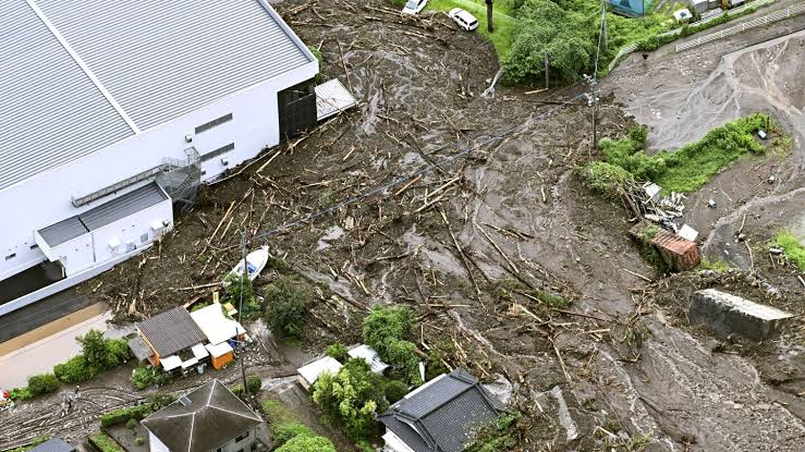 أمطار غزيرة تضرب اليابان وتتسبب في فيضانات وانهيارات أرضية 1 0 127