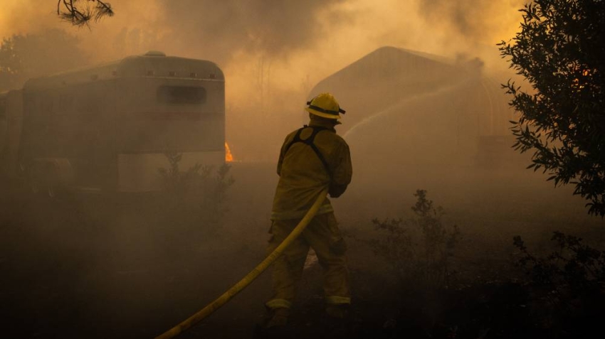 حريق بئر نفط بإندونيسيا يودي بحياة شخصين ويخلي عشرات العائلات 1 0 156