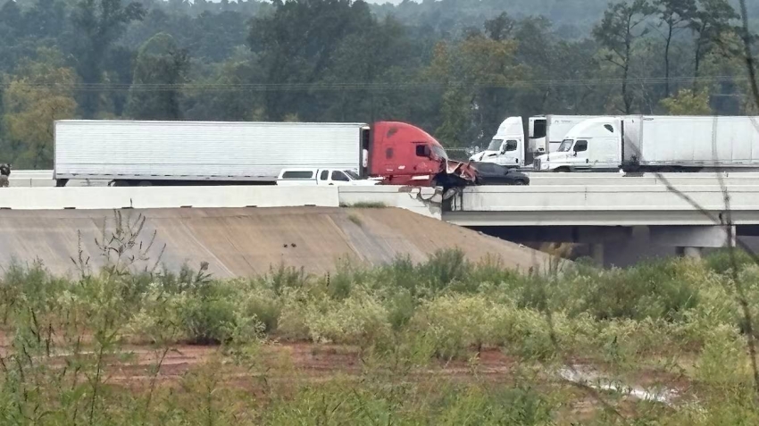 حادث مروع يغلق طريقًا سريعًا في تكساس: 17 إصابة في تصادم شمل عدة مركبات 1 0 179