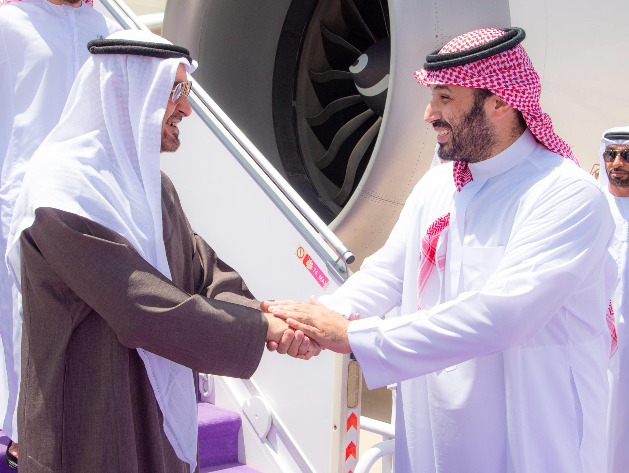 رئيس دولة الإمارات العربية المتحدة يصل إلى الرياض وولي العهد في مقدمة مستقبليه 1 0 189