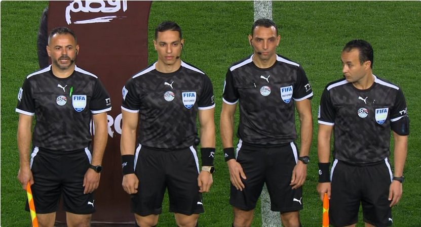 الحكم ينهي مباراة القمة قبل بدايتها بسبب غياب الأهلي المصري 1 0 249