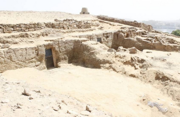 كشف أثري جديد في أسوان: مقابر يونانية ورومانية بنقوش هيروغليفية محفوظة 1 0 257