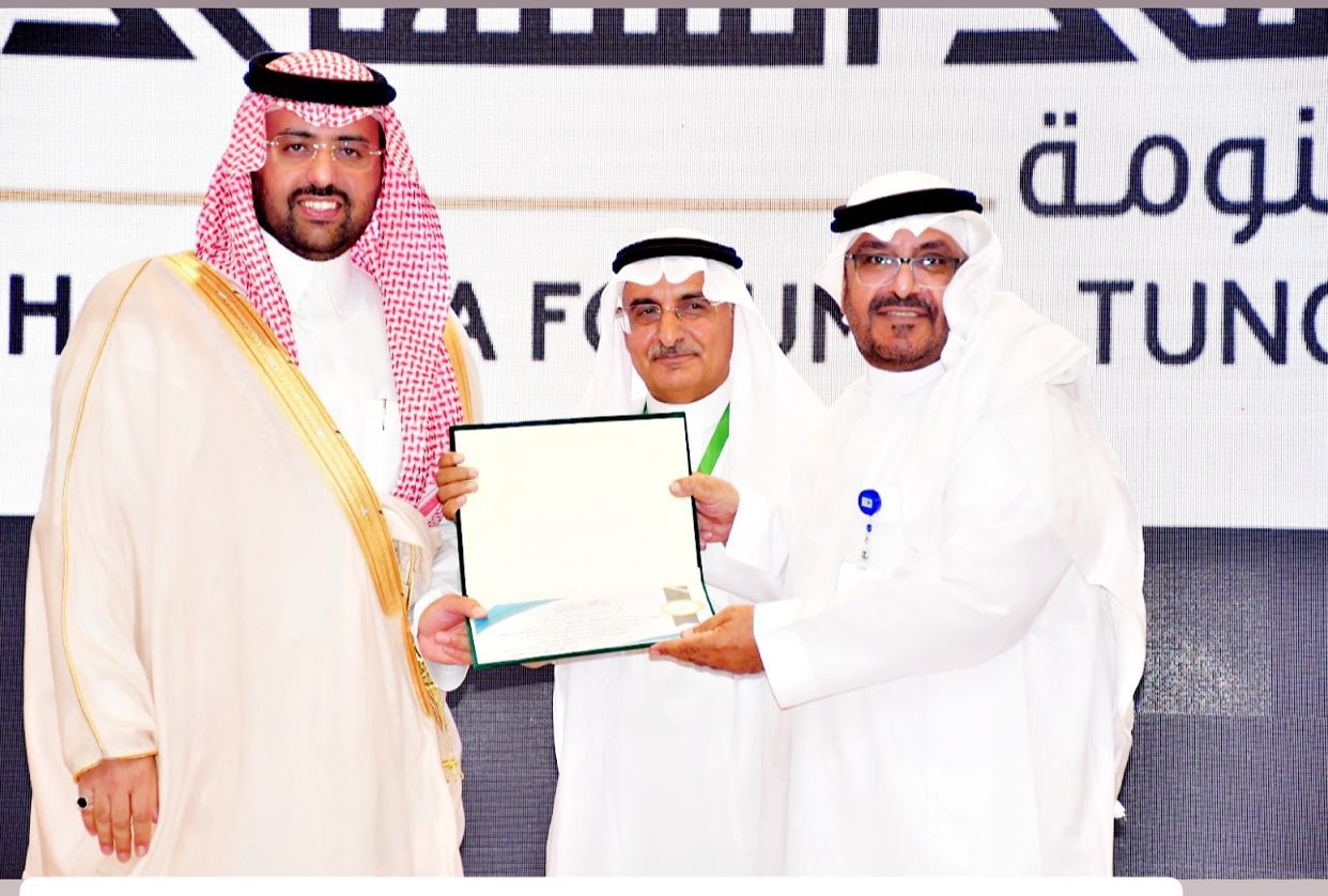 الإعلام السياحي يختتم مشاركته في ملتقى الشنفرى بتكريم محافظ تنومة. 1 0 2880