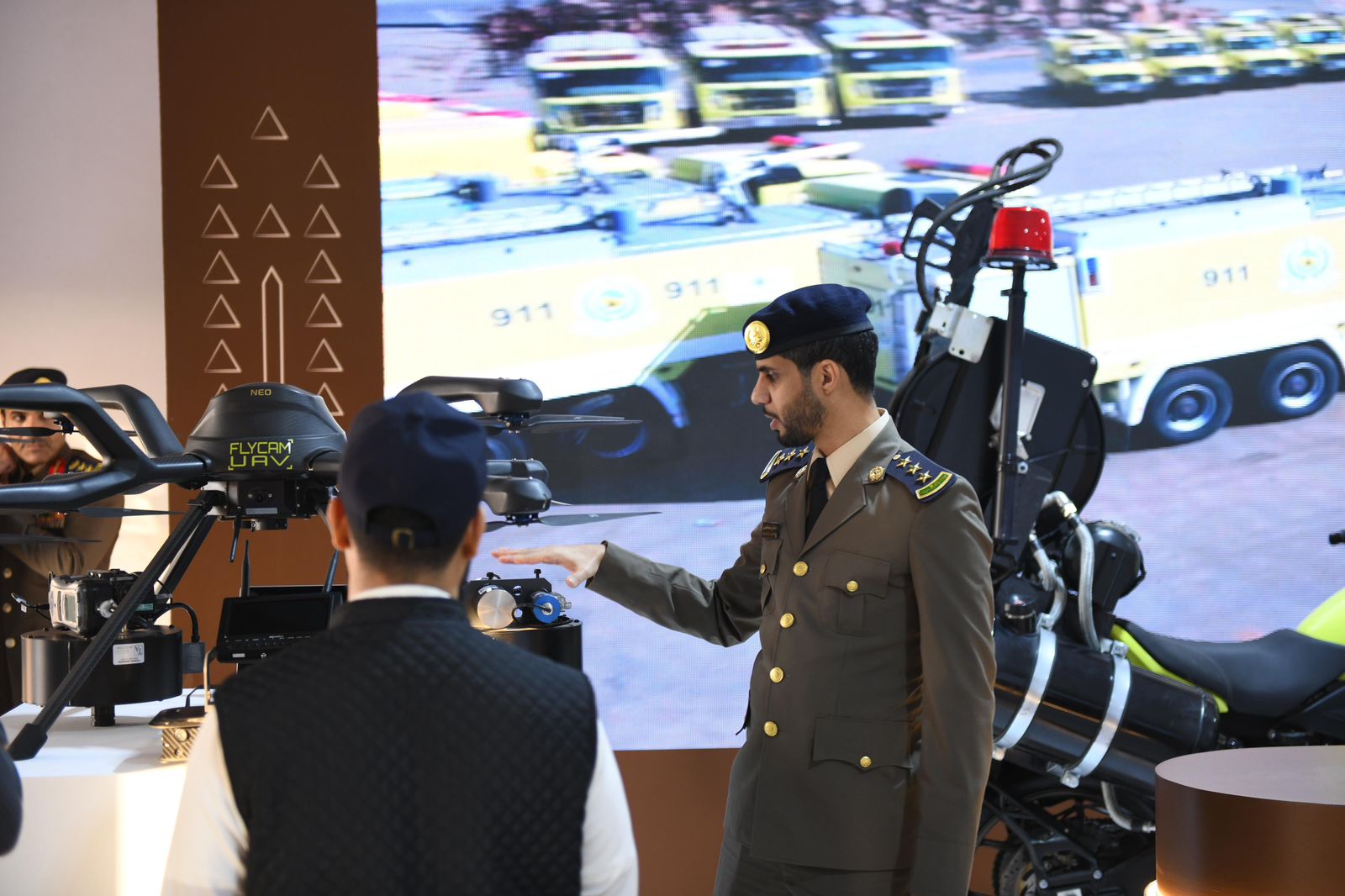 الدفاع المدني يستعرض أحدث تقنيات الإطفاء لزوار معرض «واحة الأمن» في مهرجان الملك عبدالعزيز للإبل 2025 1 0 2909