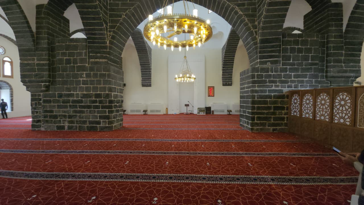 الشؤون الإسلامية بالمدينة المنورة تباشر فرش عدد من المساجد المحيطة بالمسجد النبوي الشريف 1 0 2939