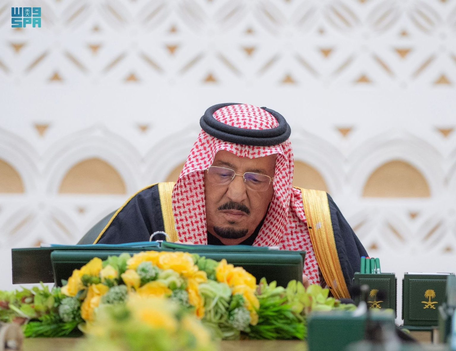 خادم الحرمين الشريفين يرأس جلسة مجلس الوزراء في الرياض. 1 0 2974