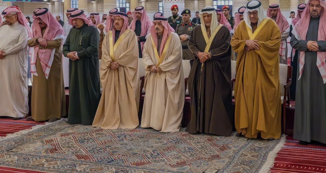 أمير الرياض يؤدي صلاة الميت على سمو الأميرة هند بنت سعود 1 0 3008