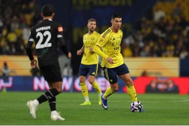 ريمونتادا "الغريب" تُعيد النصر للانتصارات.. العالمي يتجاوز عقبة الشباب ويخطف وصافة روشن 1 0 3020