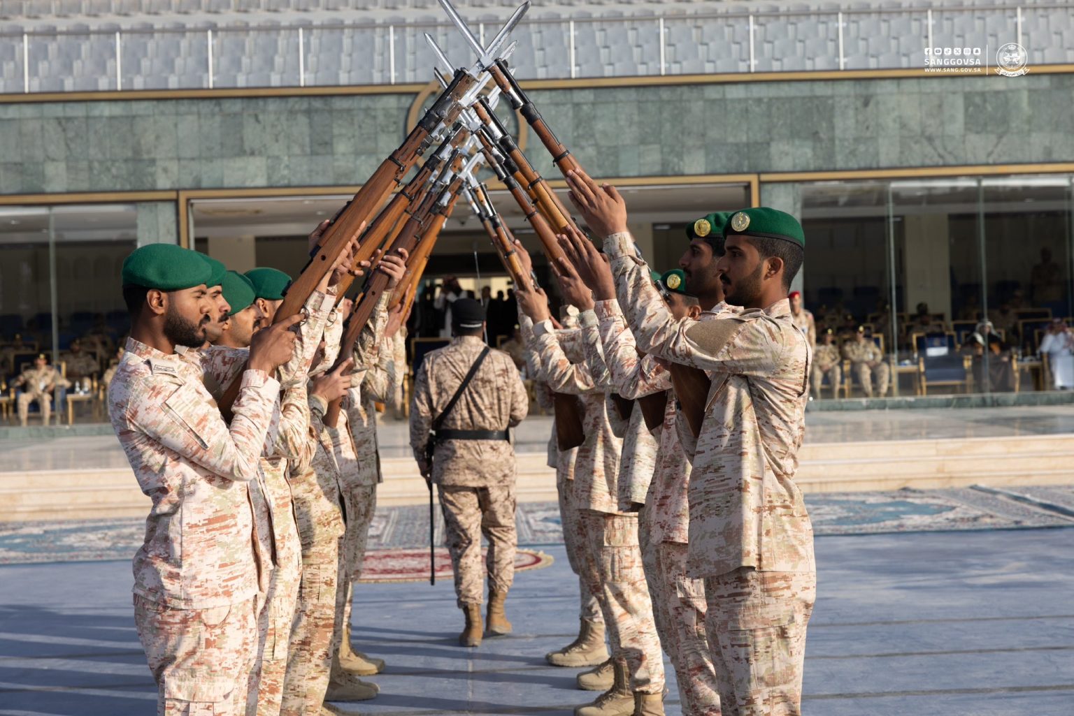 بمشاركة "الحرس الملكي".. كلية الملك خالد العسكرية تُخرج الدفعة الثانية من دورة مهارات السلاح والعروض 1 0 3029