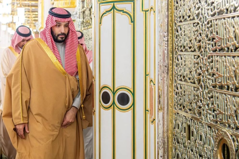 ولي العهد يؤدي الصلاة في الروضة الشريفة ويزور المسجد النبوي في المدينة المنورة 1 0 3133