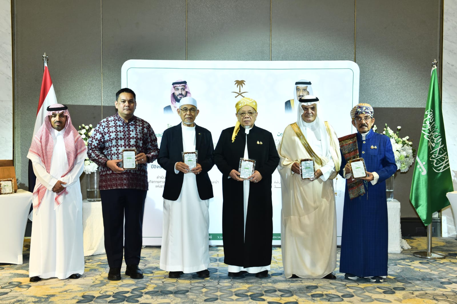 بحضور رئيس البرلمان التايلاندي.. وزارة الشؤون الإسلامية تنفّذ برامج خادم الحرمين الشريفين الرمضانية في تايلاند 1 0 3147