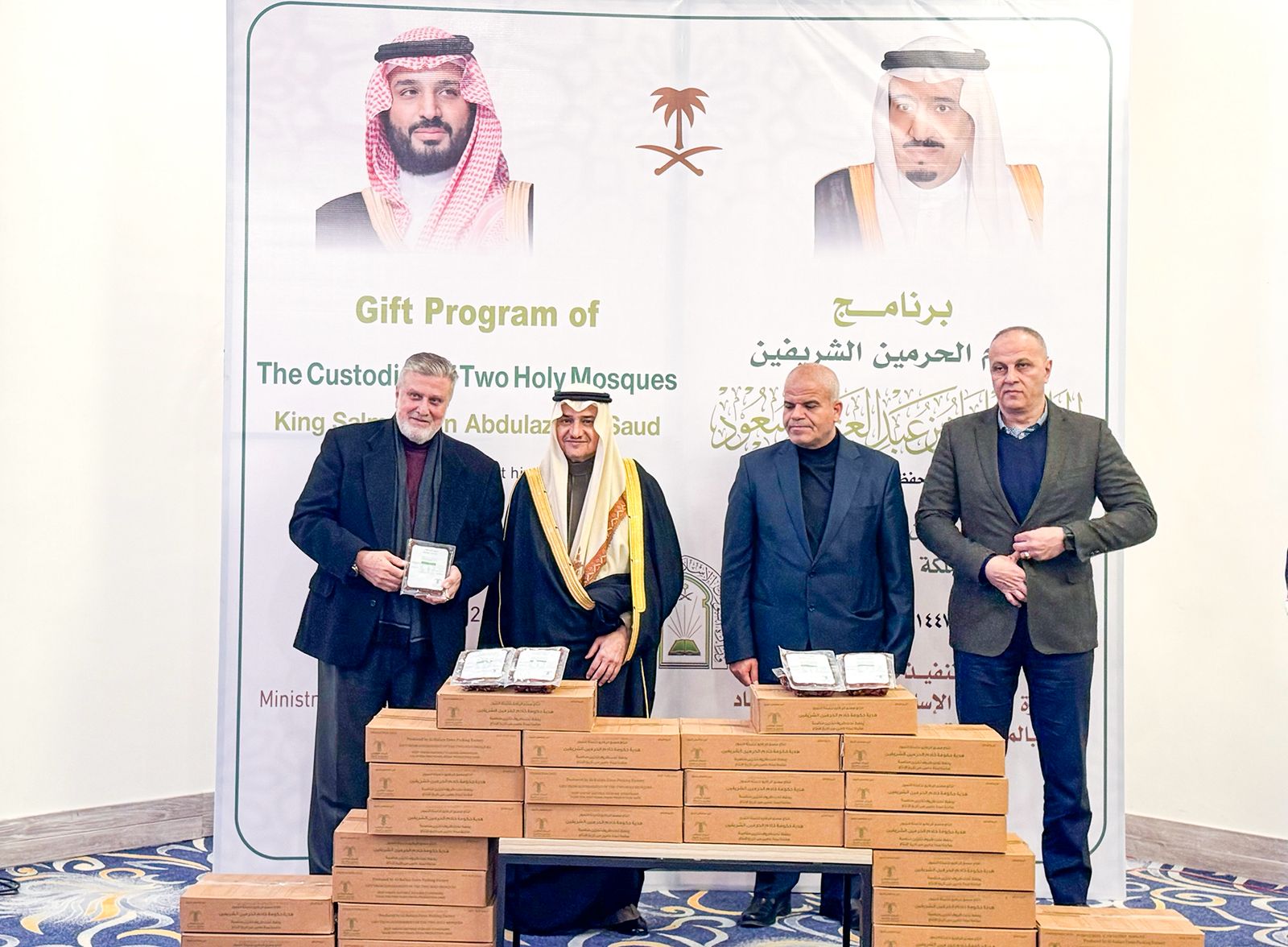 “وزارة الشؤون الإسلامية” تدشّن برنامجي خادم الحرمين لتفطير الصائمين وتوزيع التمور وتفعّل برنامج الإمامة خلال رمضان بالأردن 1 0 3150