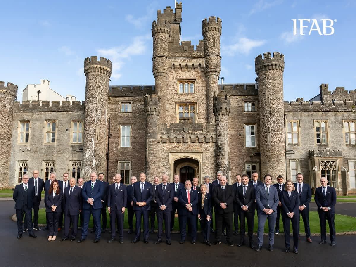 الفيفا يدرس تشديد العقوبات على مغادرة اللاعبين الملعب دون إذن 1 0 3164