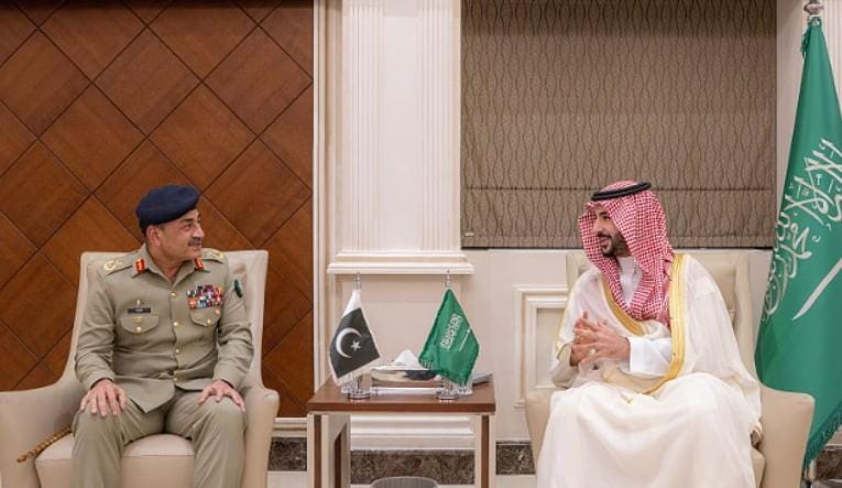 وزير الدفاع السعودي يبحث مع قائد الجيش الباكستاني تطورات الاعتداءات الإيرانية 1 0 3173