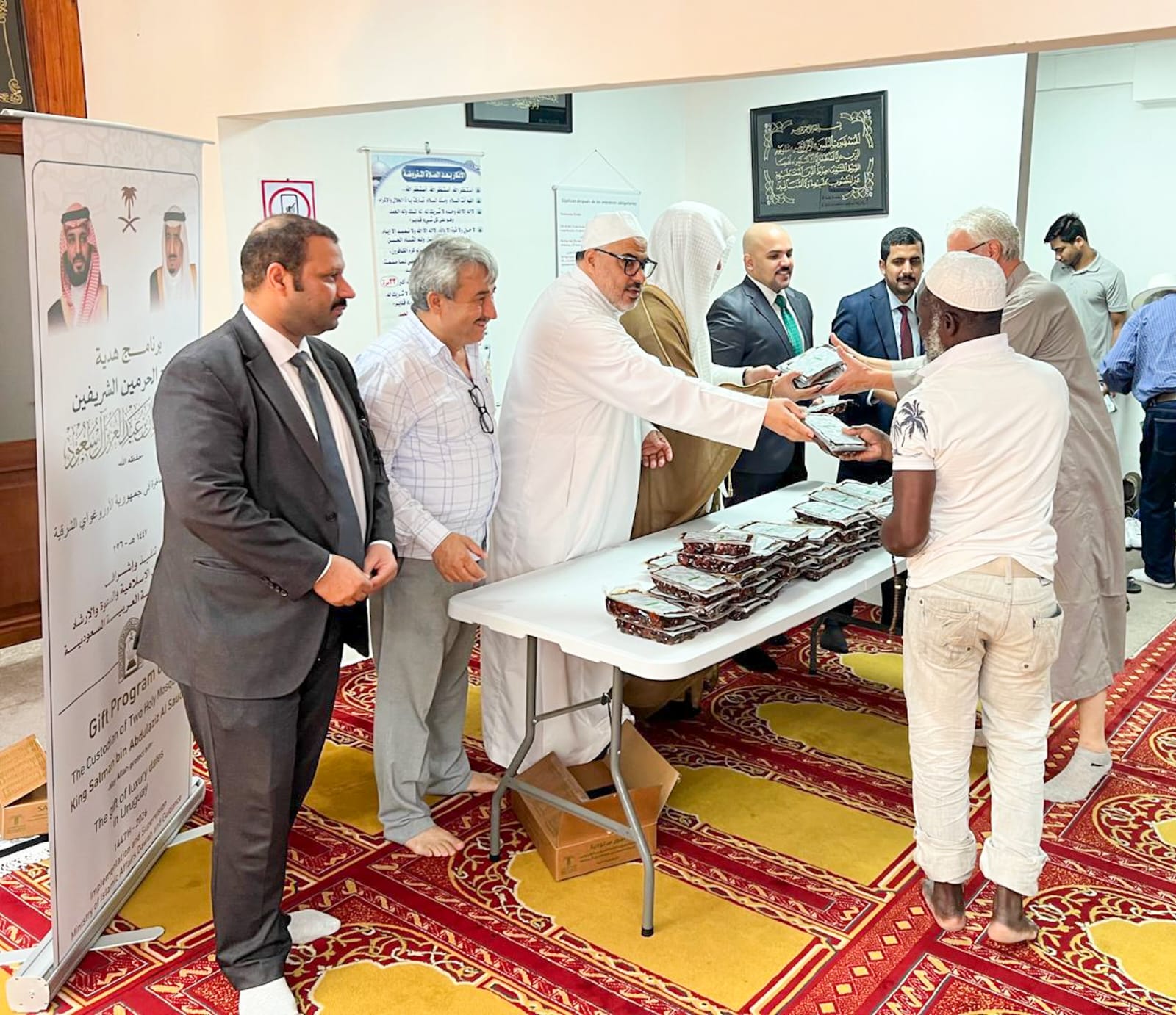 الشؤون الإسلامية تنفذ برنامج خادم الحرمين الشريفين لتوزيع التمور في جمهورية الأوروغواي 1 0 3176