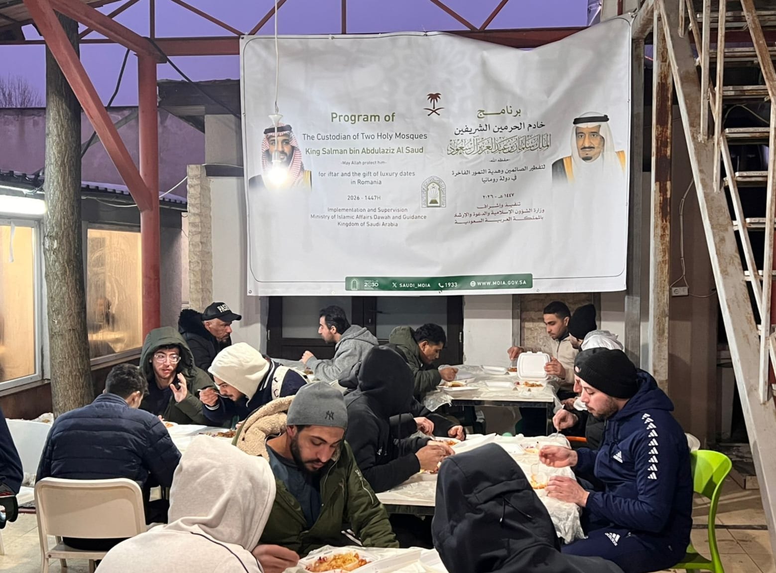 الشؤون الإسلامية تنفذ برنامج خادم الحرمين الشريفين لتفطير الصائمين في رومانيا 1 0 3186