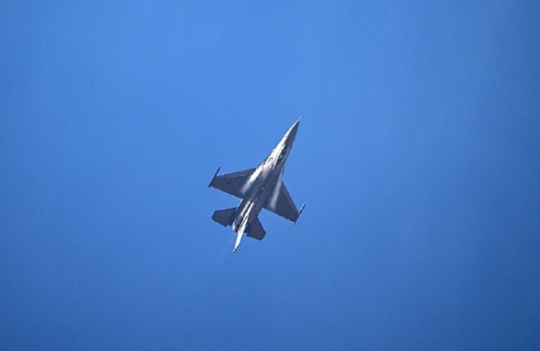 هبوط اضطراري لمقاتلة أمريكية F-16 1 0 3222