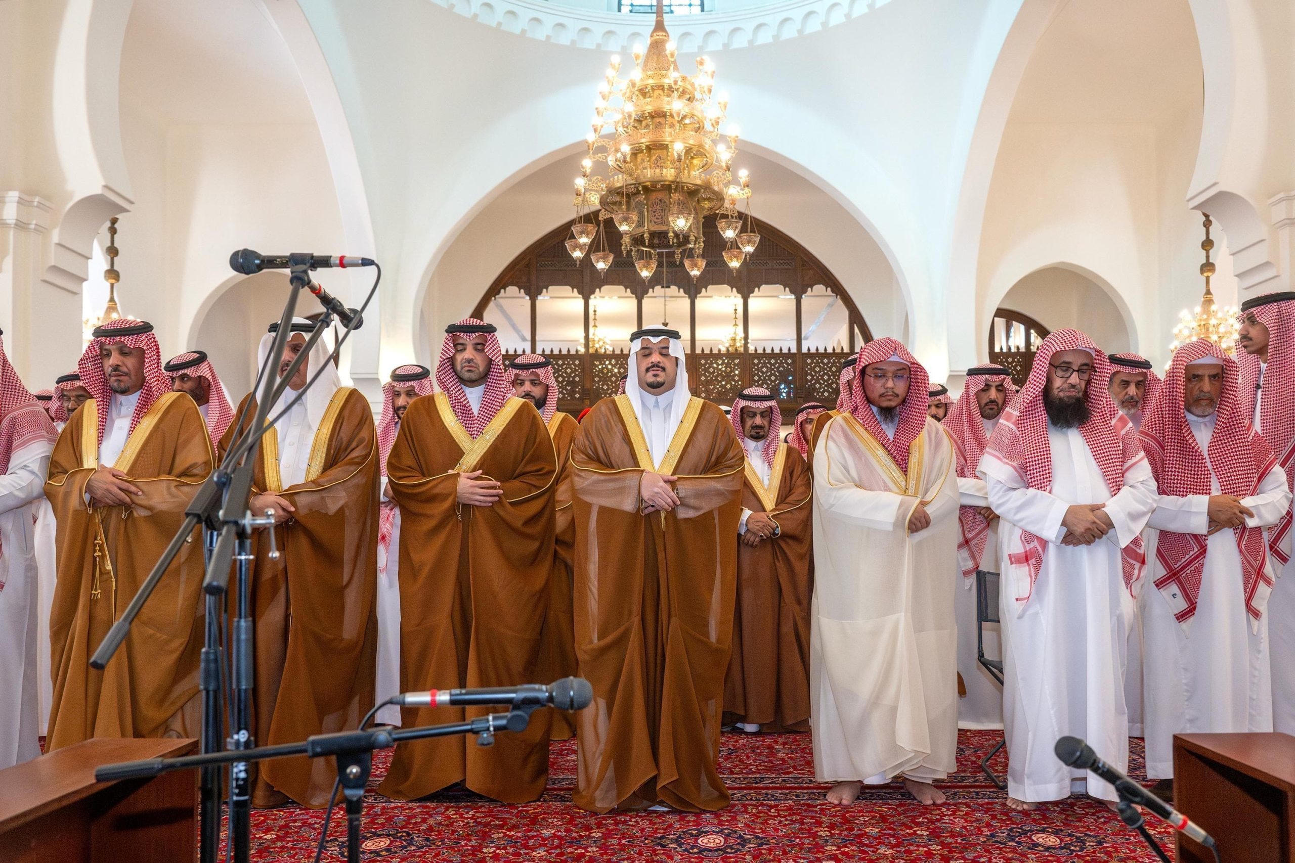 نائب أمير الرياض يؤدي صلاة الميت على عبدالرحمن بن صالح الشثري -رحمه الله- 1 0 45 scaled