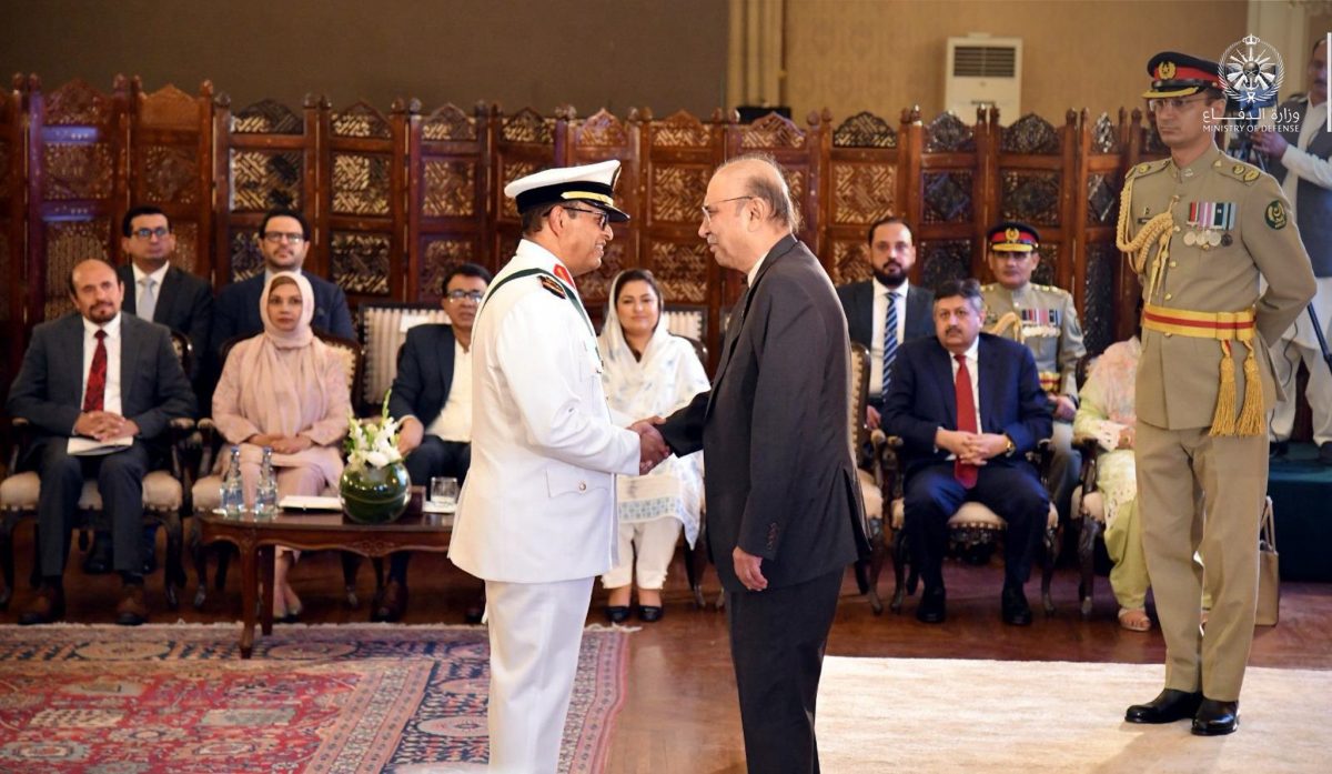 الرئيس الباكستاني يمنح رئيس أركان القوات البحرية السعودي وسام الامتياز العسكري 1 0 83