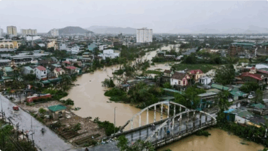 ارتفاع حصيلة ضحايا الفيضانات والانهيارات الأرضية في وسط فيتنام إلى 55 شخصًا 4 000 65