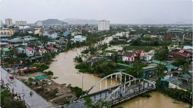 ارتفاع حصيلة ضحايا الفيضانات والانهيارات الأرضية في وسط فيتنام إلى 55 شخصًا 1 000 65