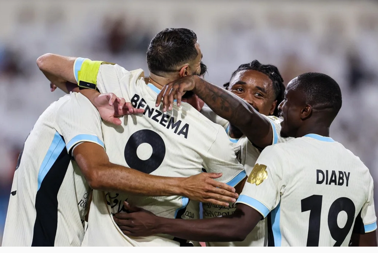 بنزيمة يبدأ الموسم بهاتريك.. الاتحاد يكتسح الأخدود في دوري روشن 1 0000 32