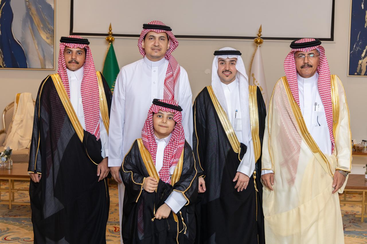 الدكتور عبدالله بن محمد آل سحاب واللواء علي بن مرعي آل محشي القرني يحتفلان بزفاف المهندس محمد 1 1 261