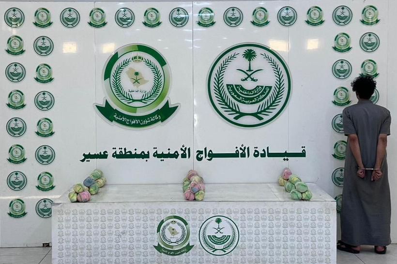 دوريات الأفواج الأمنية بعسير تقبض على شخص لترويجه (5) كيلو جرامات من نبات القات المخدر 1 1 299