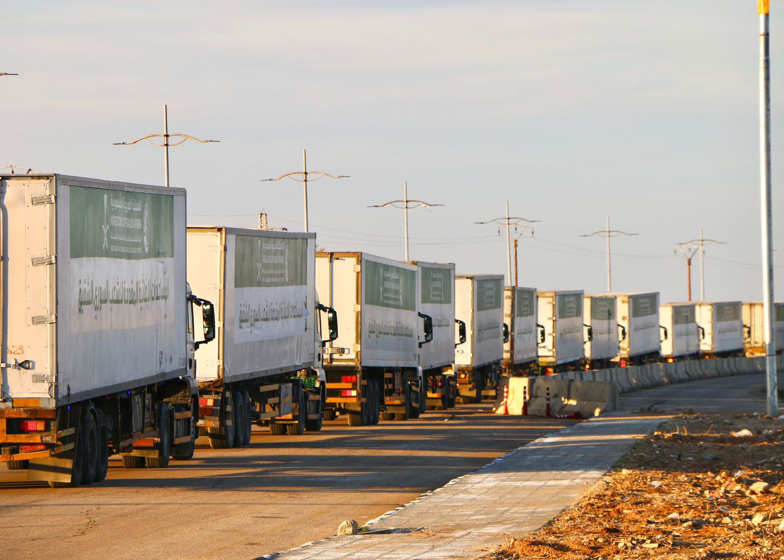 عبور 60 شاحنة إغاثية سعودية جديدة لمساعدة الشعب السوري منفذ نصيب الحدودي 1 1 3067