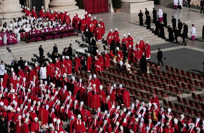 بحضور قادة العالم وآلاف المسيحيين..تشييع البابا فرنسيس إلى مثواه الأخير 1 1 3615
