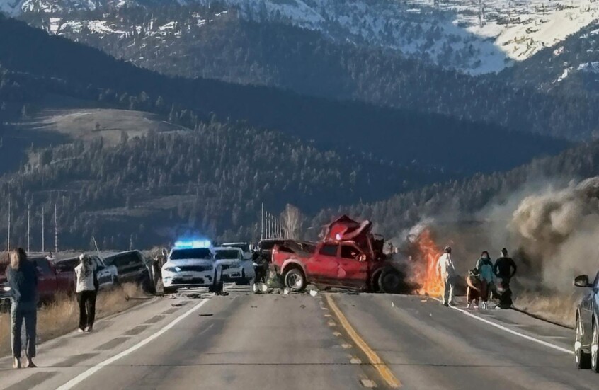 كارثة قرب يلوستون: مصرع 7 أشخاص وإصابة آخرين في تصادم حافلة سياحية وشاحنة 1 1 3664