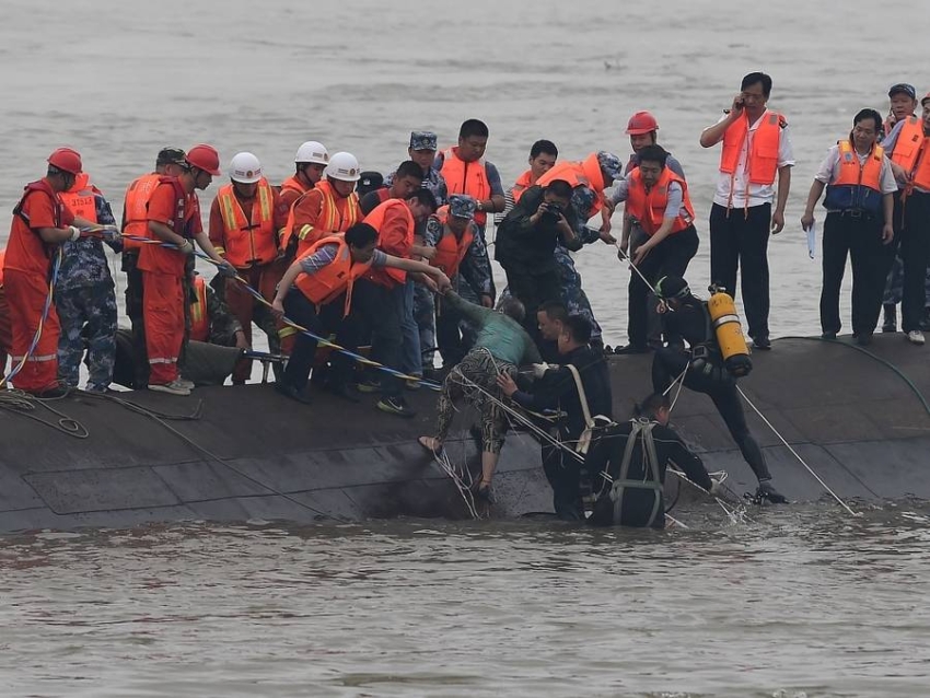 مأساة نهرية في الصين: انقلاب 4 قوارب سياحية يسفر عن 9 وفيات وفقدان شخص 1 1 3677