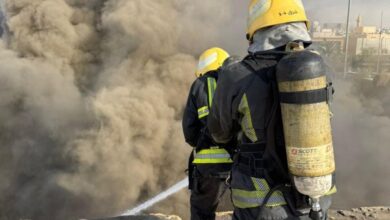 الدفاع المدني يخمد حريقاً ضخماً في محل تجاري بحي المرسلات بالرياض 3 1 3783