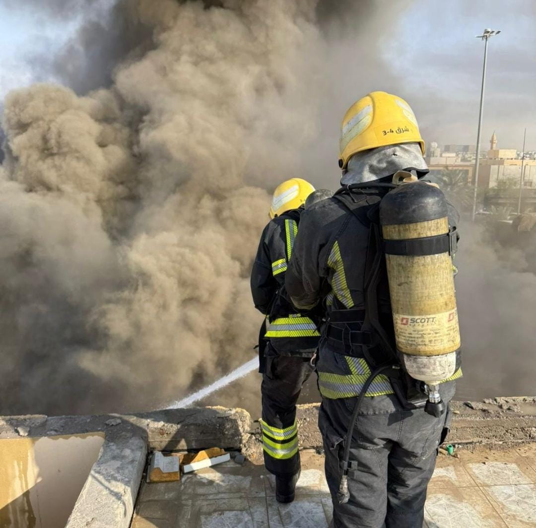 الدفاع المدني يخمد حريقاً ضخماً في محل تجاري بحي المرسلات بالرياض 1 1 3783