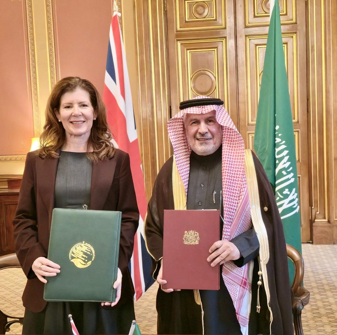 مركز الملك سلمان للإغاثة ووزارة الخارجية البريطانية يوقعان بيانًا مشتركًا 1 1 3965