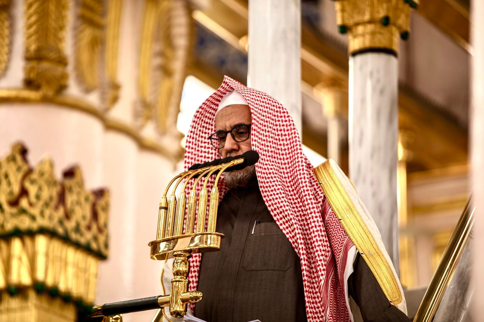 خطيب المسجد النبوي : حافظوا على الأوراد مما في الكتاب والسنة ففيهما الخير العظيم والحصن المتين. 1 1 3977