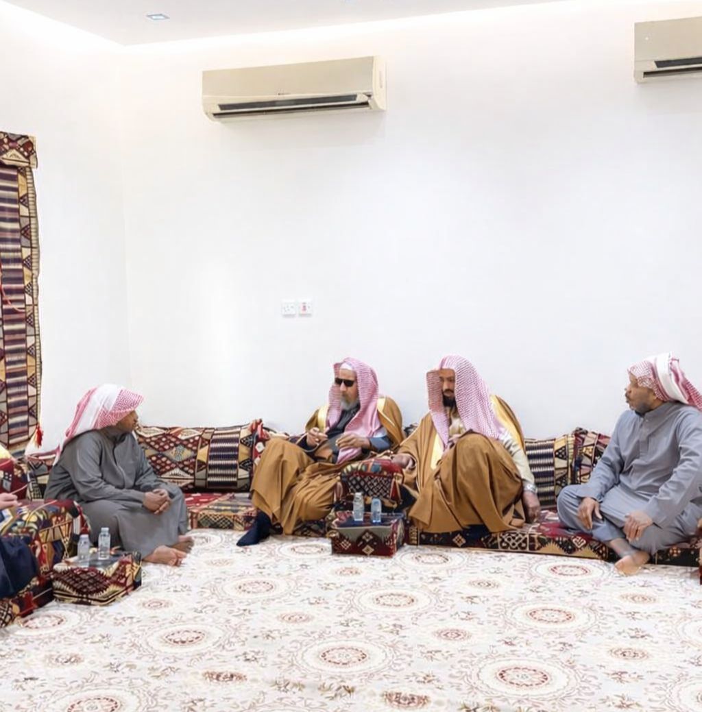 عضو هيئة كبار العلماء الشيخ سعد الشثري والدكتور عبدالحكيم العجلان يقدمان التعزية في متوفي حريق حفر الباطن 1 1 4035