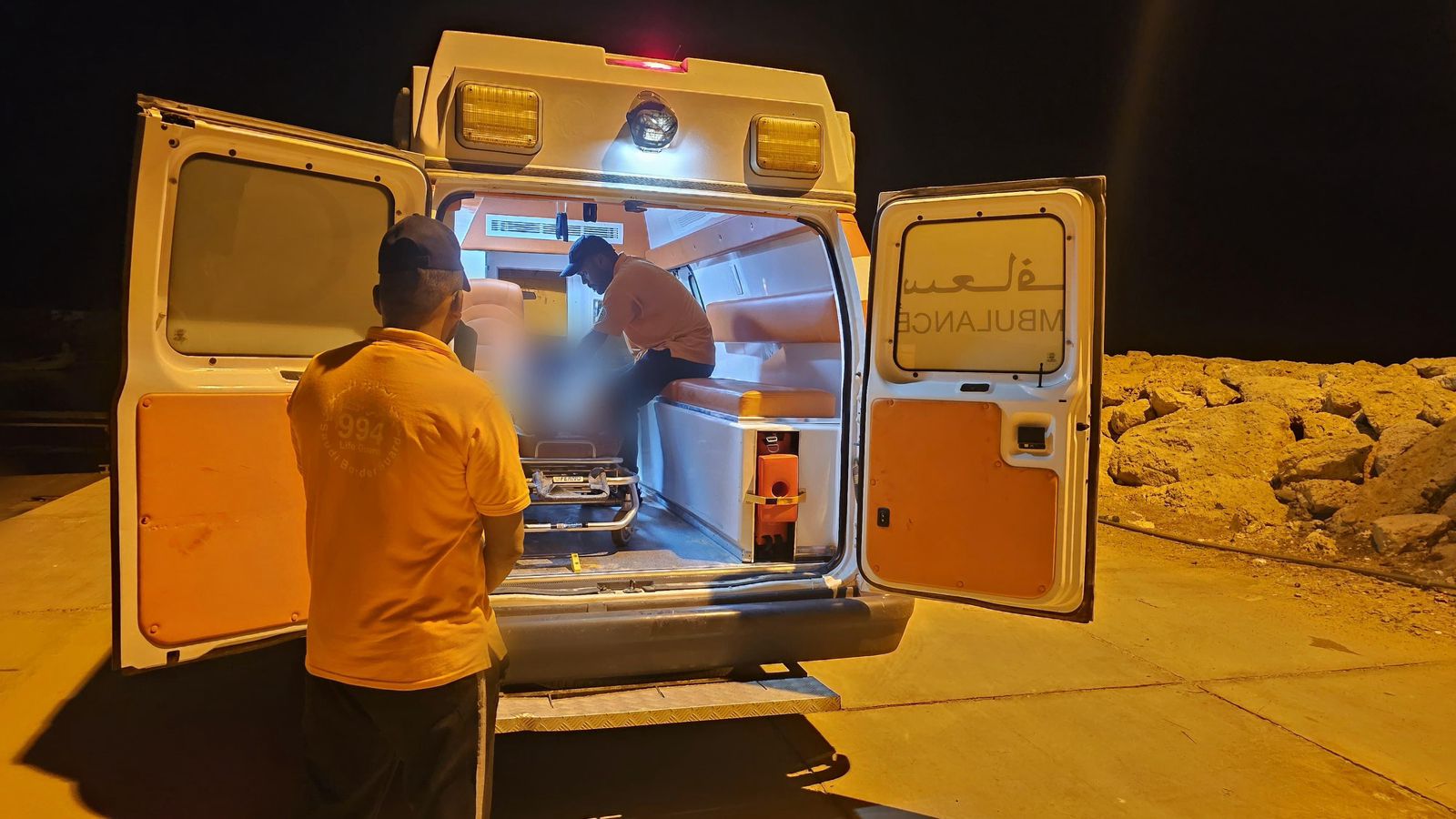 حرس الحدود بجازان ينقذ مواطنًا تعرض لوعكة صحية في عرض البحر 1 1 41