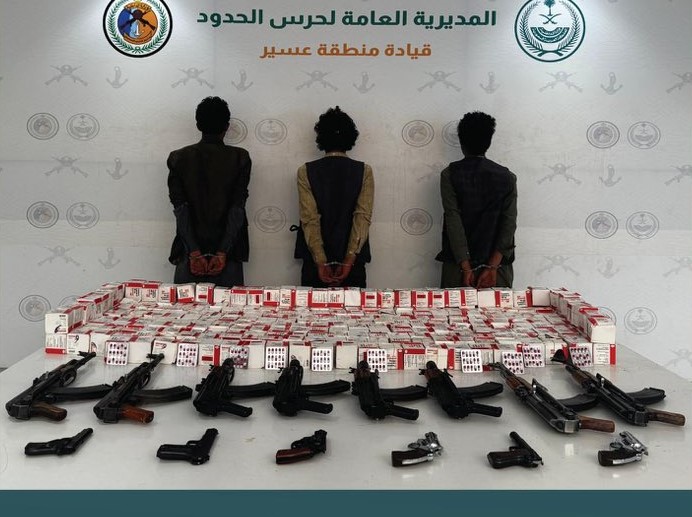 حرس الحدود يضبط 3 يمنيين بحوزتهم 45 ألف قرص طبي مخدر في عسير 1 1 75