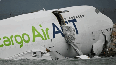 حادث مأساوي في مطار هونغ كونغ: طائرة شحن تقتل شخصين وتنحرف للمياه 4 10 108