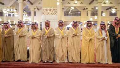 نائب أمير الرياض يؤدي صلاة الميت على الأميرة بزه بنت سعود 4 10 70