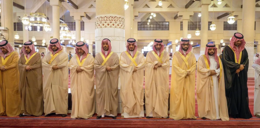نائب أمير الرياض يؤدي صلاة الميت على الأميرة بزه بنت سعود 1 10 70