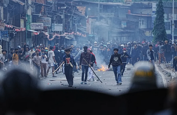 "احتجاجات طلابية في إندونيسيا ضد بدلات النواب" 1 11 100