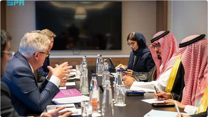 وزير الاقتصاد والتخطيط يلتقي الرئيس التنفيذي للجمعية الدولية لمنتجي النفط والغاز 1 111 79