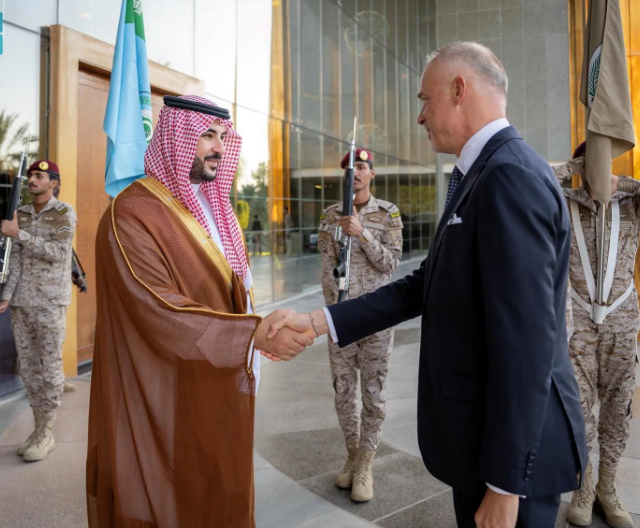 وزير الدفاع يناقش التعاون العسكري مع نظيره المجري 1 17517029801 2