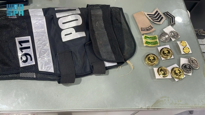 إغلاق 4 محال بالرياض ومصادرة رتب وشعارات عسكرية مخالفة 1 19 4 1