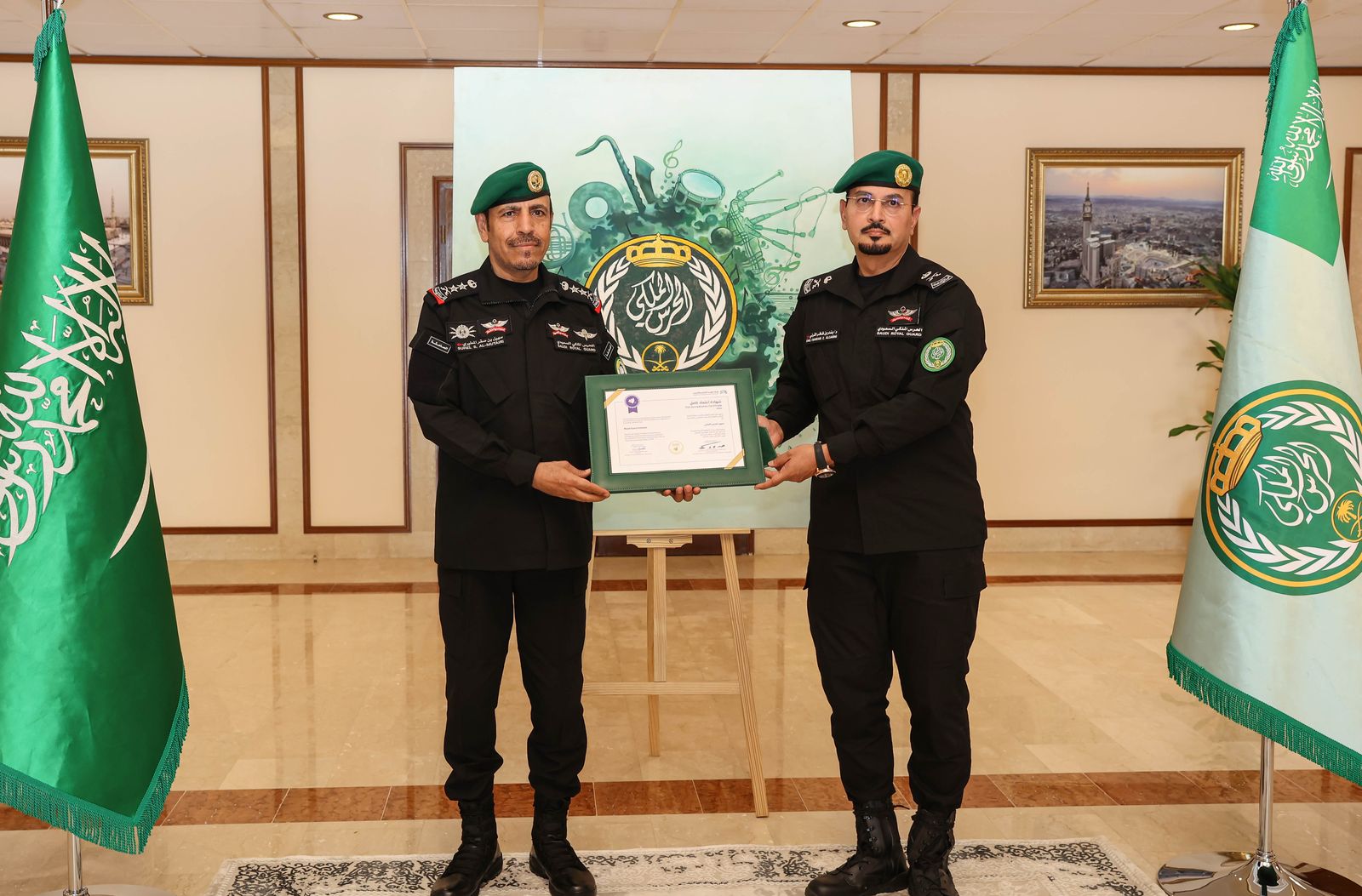 معالي رئيس الحرس الملكي يتسلم شهادة الاعتماد الأكاديمي العسكري الكامل 1 2 1586