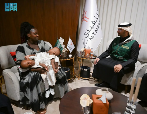 وصول التوأم التنزاني الملتصق نانسي ونايس إلى الرياض لفحصهما طبياً 1 22 118