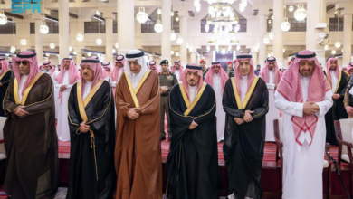 أمير الرياض يؤدي صلاة الميت على الأميرة نوره بنت عبدالعزيز بجامع الإمام تركي بن عبدالله 8 22 2 6